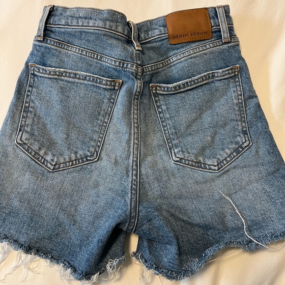 Denim forum arlo short, size 26 (Aritzia) - Picture 4 of 5